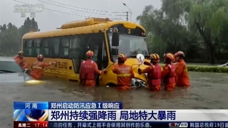 Centrální Čínu trápí záplavy, panují obavy z protržení přehrady